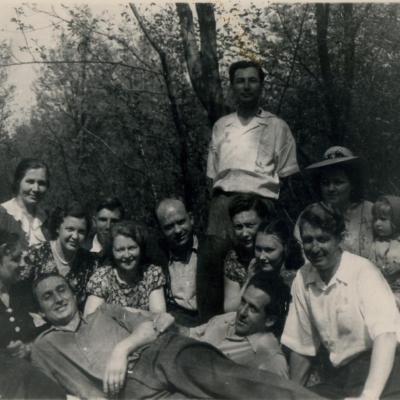Гужва Ф.К. в центрі, відпочинок р-н.  Лука-Баранівка, 1957 р1